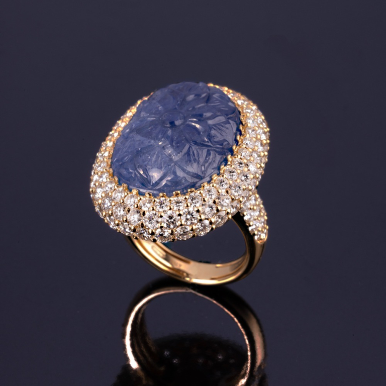 Maratea, Anello
con pietra di colore e diamanti